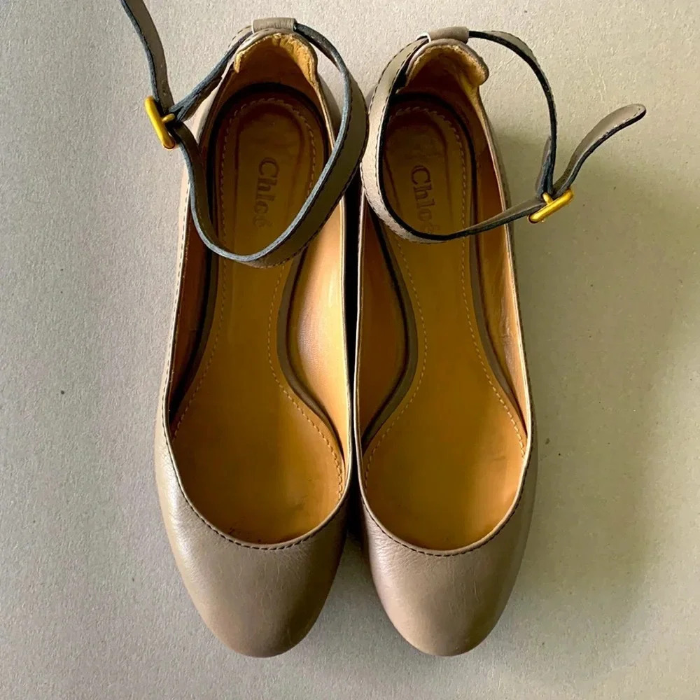 EUC womens CHLOE BALLET FLATS WITH ANKLE STRAP in taupe size 8.5